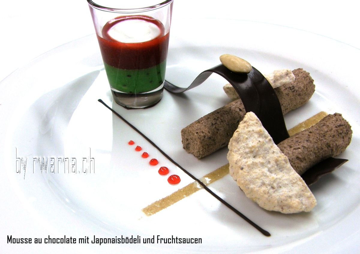 Mousse au chocolate mit Japonaisbödeli und Fruchtsaucen